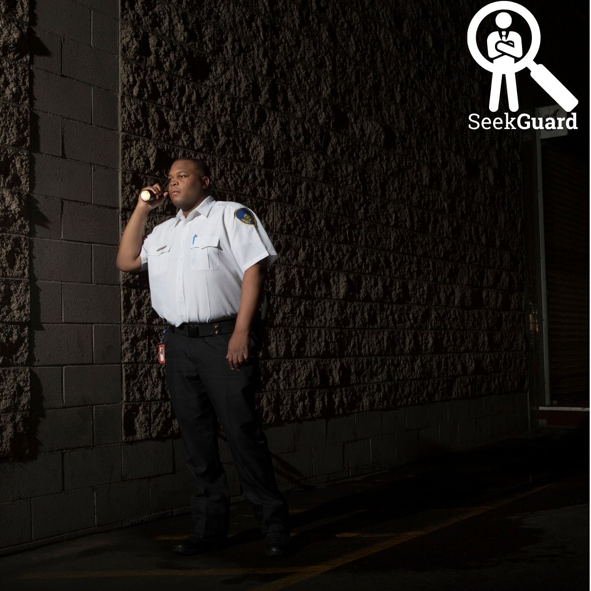 Agent de sécurité effectuant une ronde nocturne.